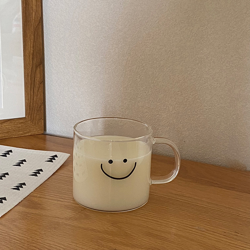 Mangpuzi ins smiley Face handle Glass Cup Cartoon High-temperature Resistant Simple Milk Cup Breakfast Fruit Cup 500ml full figure