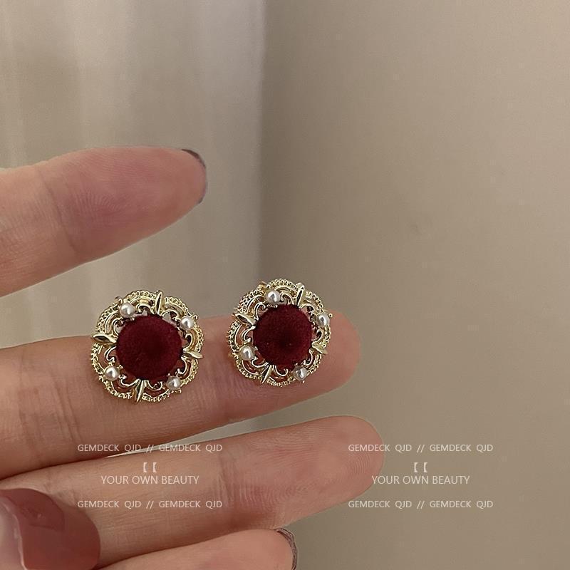 French retro wine-red velvet stud earrings, a niche design for women, exude a sense of elegance and trendy pearl earrings full figure