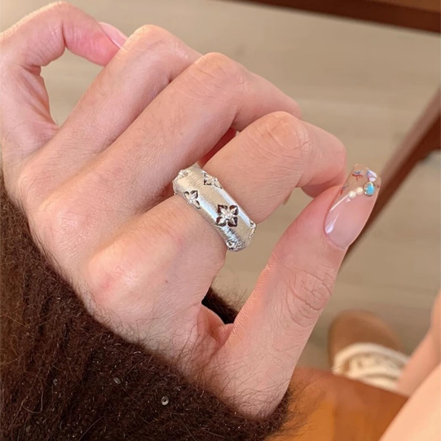 A vintage Buche-style brushed four-leaf clover ring with a touch of luxury and sophistication, an exquisite and versatile index finger ring Item Picture