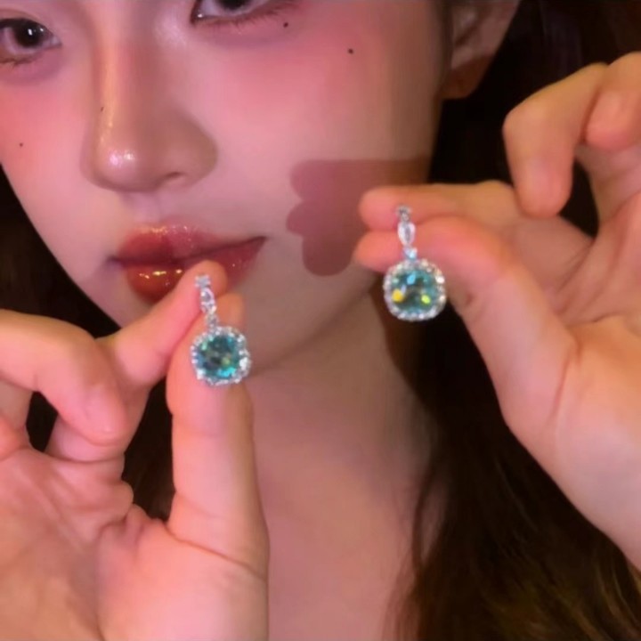 French retro, exquisite and dazzling ice-refined blue zircon stud earrings with full diamonds, a niche and high-end look full figure
