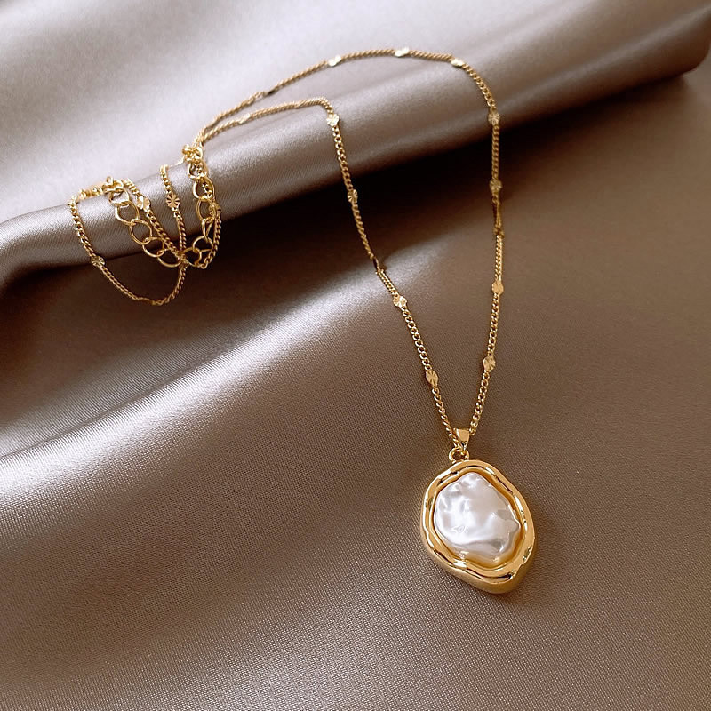 Irregular Baroque pearl necklace for women, 2024 new style, light luxury and niche collarbone chain pendant full figure