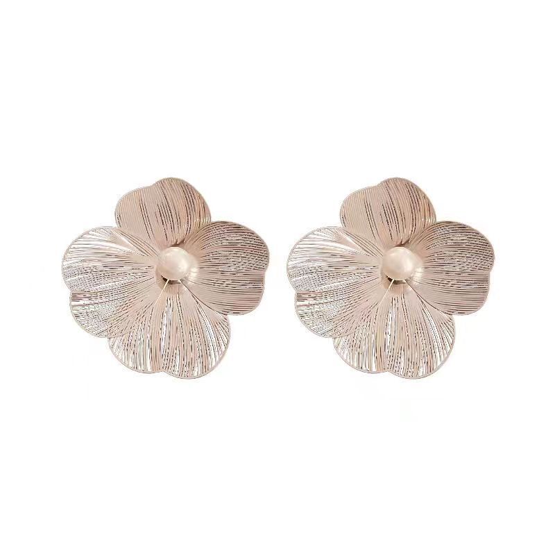 Exaggerated and unique floral pearl stud earrings for women, light luxury and niche design sense earrings, versatile and elegant, exquisite and fashionable earrings Item Picture