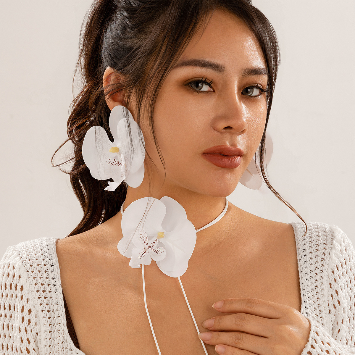 A popular cross-border accessory from Europe and America, the Phalaenopsis neckchain pull-out choker, is a unique long and large floral collar for women Specification drawing