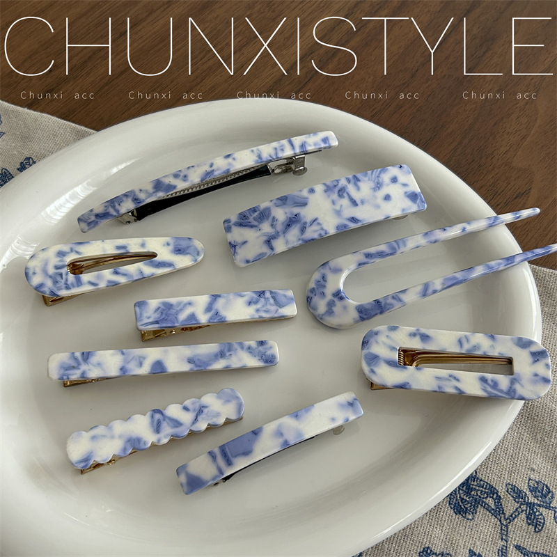 Retro blue and white imitation blue and white porcelain pattern hair clips, Chinese style acetate hair gripper, shark clip, updo hair claws, medium size Specification drawing