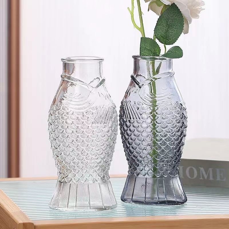 European-style simple and creative glass vase, transparent hydroponic vase, lily and rose vase, living room table decoration Application Scenario
