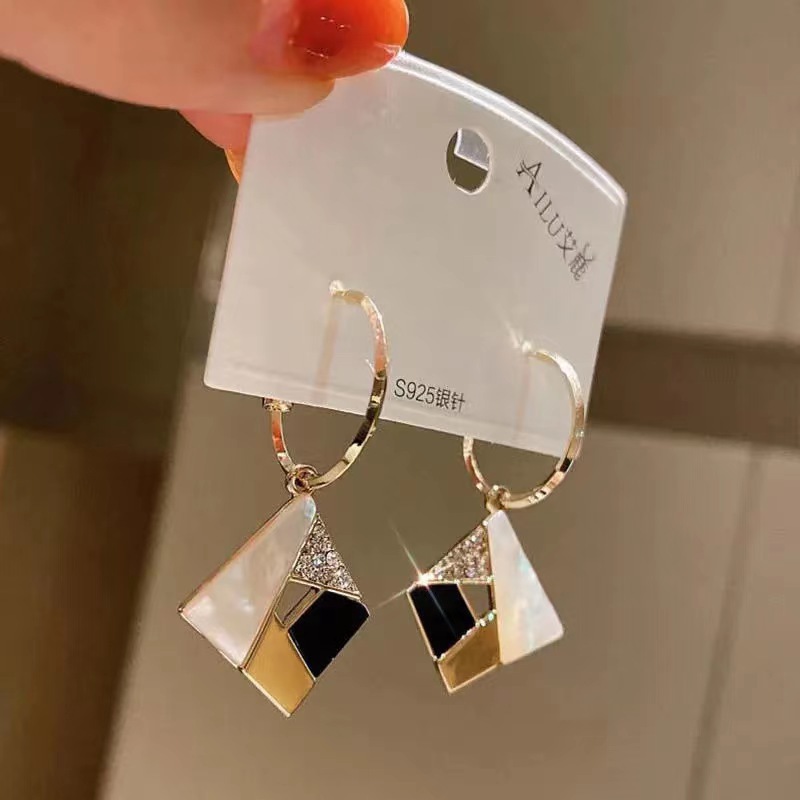 High-end geometric color-blocked earrings, versatile and fashionable for women, cold style ear studs, simple and elegant, internet-famous earrings full figure