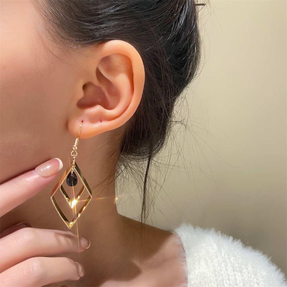 European and American golden retro diamond-shaped earrings, women's black water drop rhinestone pendants, hollowed-out earrings, ins fashion earrings details Picture
