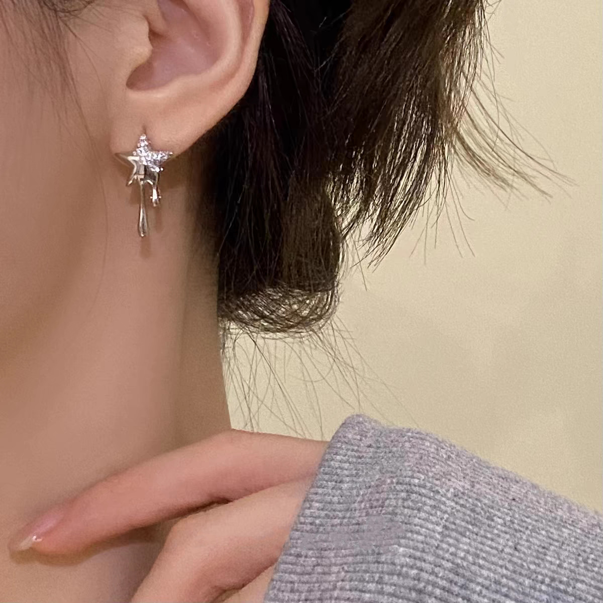 The stars are shining brightly! The niche design of lava star stud earrings is a new 2024 trendy, individualistic, elegant and high-end earring details Picture