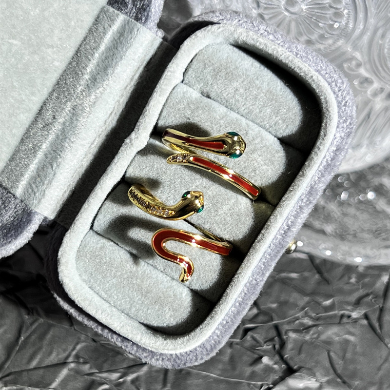 A simple red glazed snake-shaped, versatile and unique best friend ring. A fashionable and niche design for women, with a sweet, cool and high-end feel Specification drawing