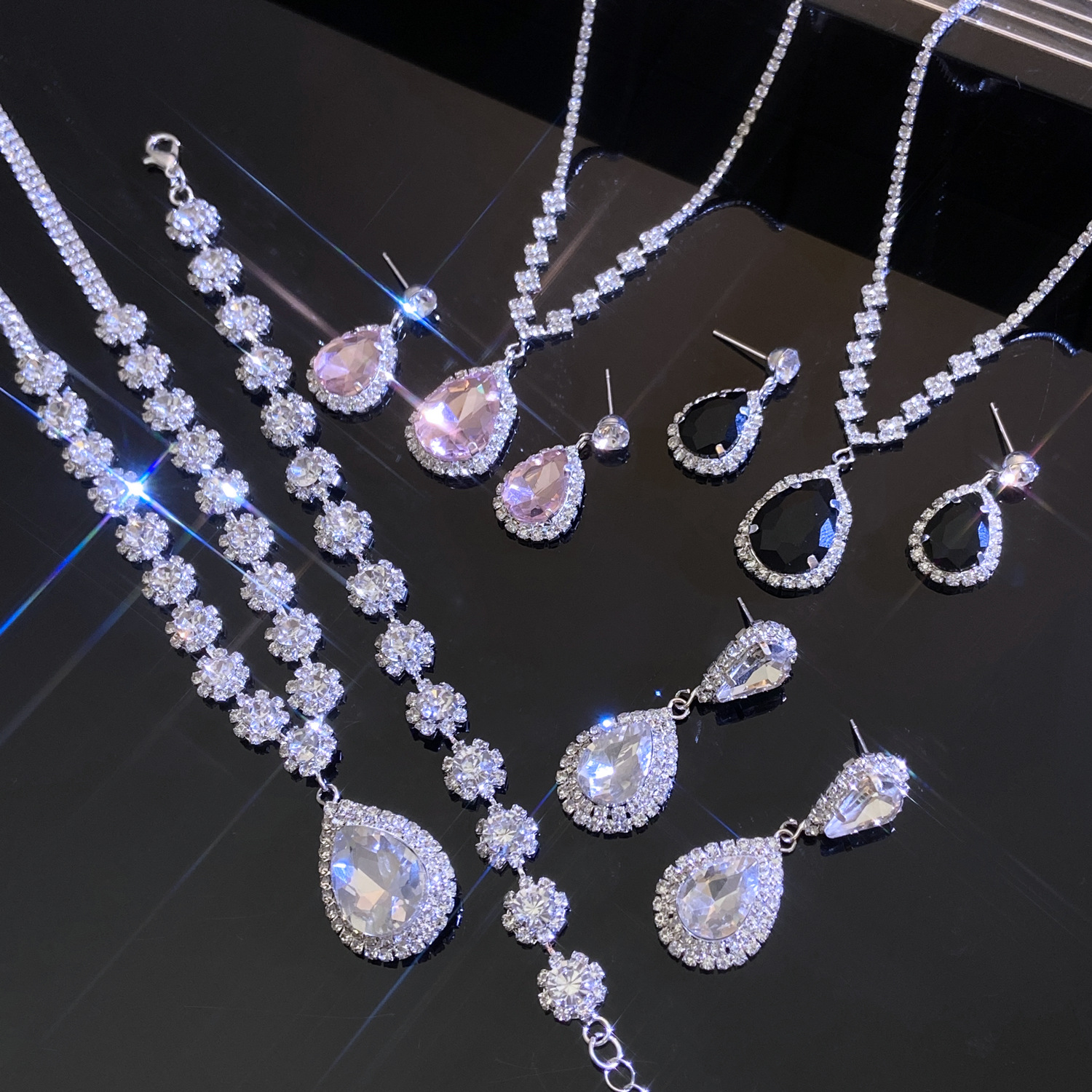 European and American fashion full-diamond jewelry set, luxurious teardrop necklace, stud earrings, earrings, bridal wedding, party and dinner accessories Application Scenario