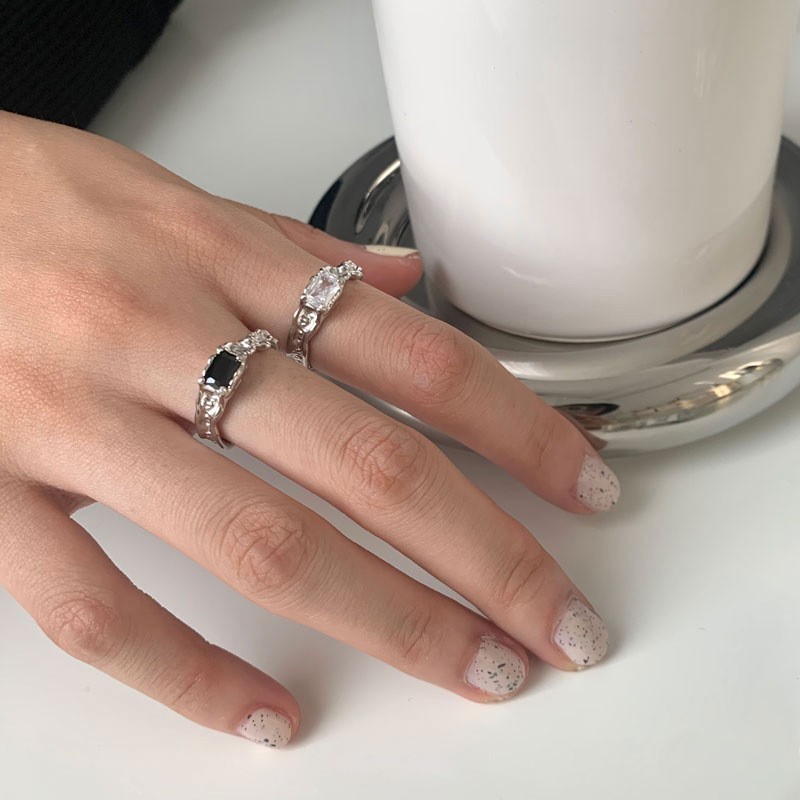A Korean-style niche design transparent zircon ring with a cold texture for women, irregular and fashionable with an adjustable opening Application Scenario