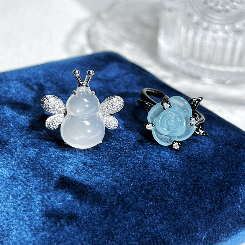 A niche design with an ice-clear blue rose ring, a light luxury and high-end feel for women, and a unique imitation chalcedony retro bee ring Application Scenario