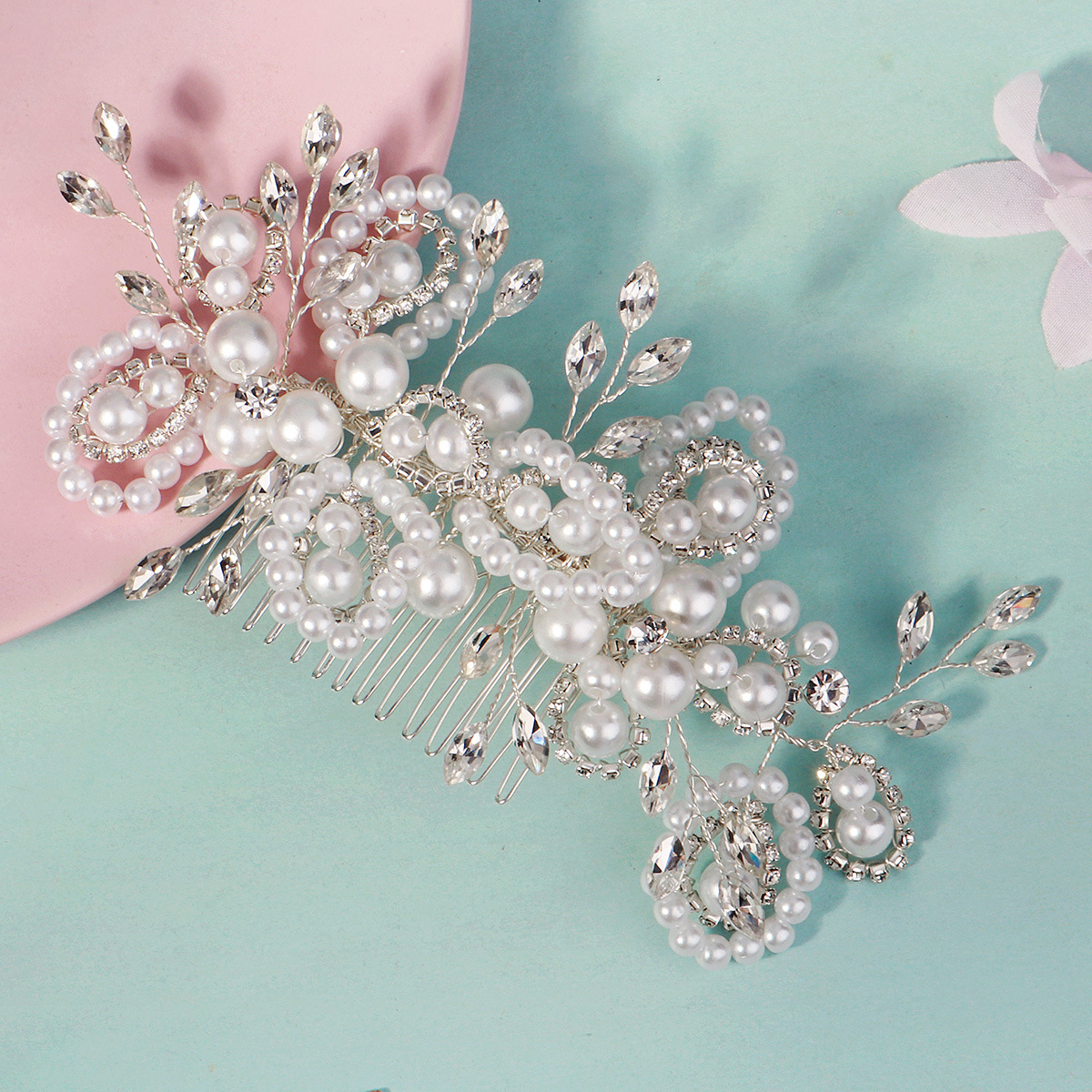European and American bride's updo and braided hair, pure handcrafted pearl and rhinestone inlaid hair comb, fashionable wedding dress and headwear details Picture