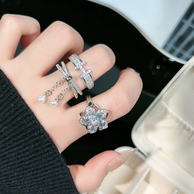 New high-end, light luxury and fashionable, rotatable flower, sea blue zircon open ring, female letter H full diamond ring full figure