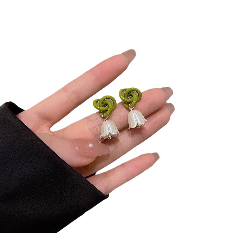 The new Korean version of trendy, high-end, light luxury and niche stud earrings are versatile for women's charm, exquisite and fashionable, and feature a trendy design Item Picture
