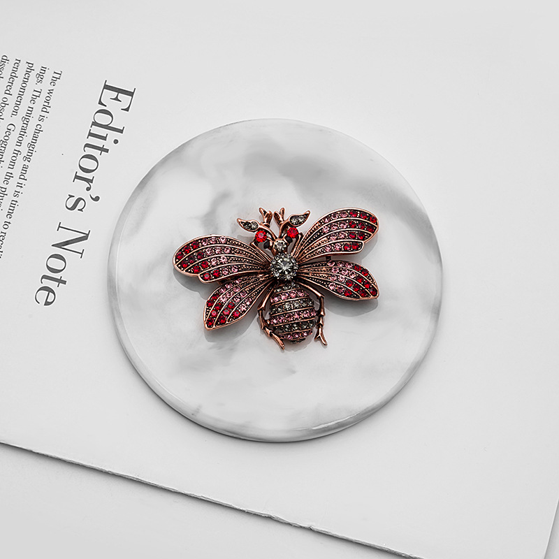 European and American cross-border creative colored diamond insect brooch, retro oil drip and diamond enamel bee and butterfly brooch and brooch accessory Application Scenario