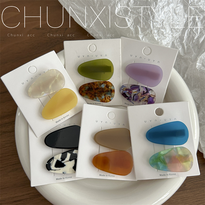 The new stylish and cute chubby water drop side hair clips are made of acetic acid with a contrasting color full figure