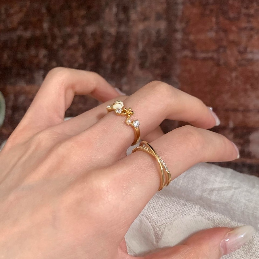 The niche design of the shell zircon ring for women exudes a sense of light luxury and sophistication. It is a gentle and versatile open-ring trend details Picture