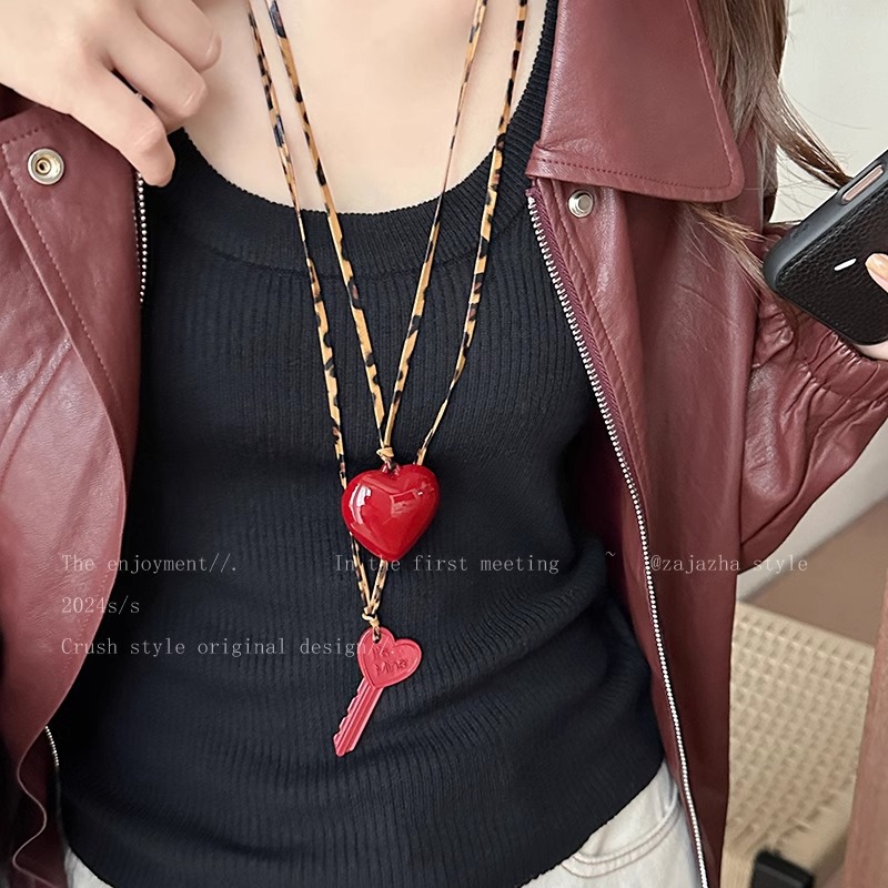 Red hollowed-out flower heart-shaped necklace for women's Spring/Summer 2025 new long Korean-style sweater chain, fashionable and stylish Application Scenario