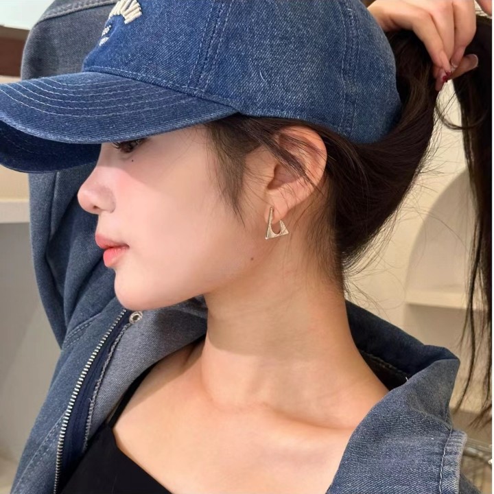 Geometric triangle earrings for women, with a niche design sense, simple and elegant, high-end and personalized fashion. Stud earrings and earrings, with a cold style details Picture