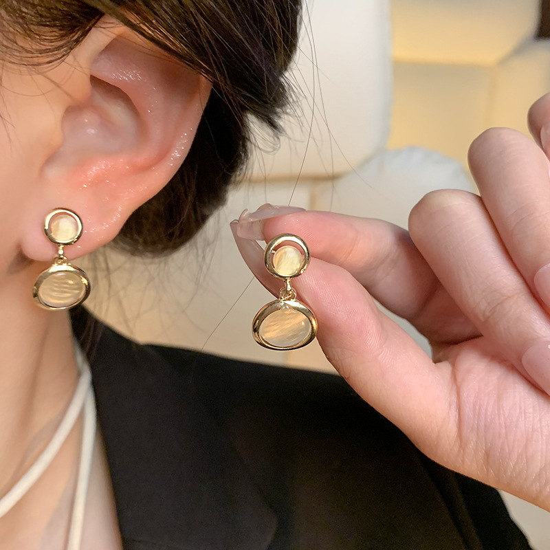 French retro cat's eye stone ear studs are versatile for women, with a light luxury and unique tassel design. They are the same style of earrings as Internet celebrities details Picture