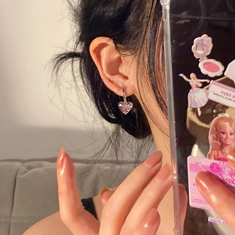 Heart-shaped Zircon ear buckles, a new and niche design in 2025, exude a sense of sophistication. They are sweet, cool, unique and stylish, and versatile earrings full figure