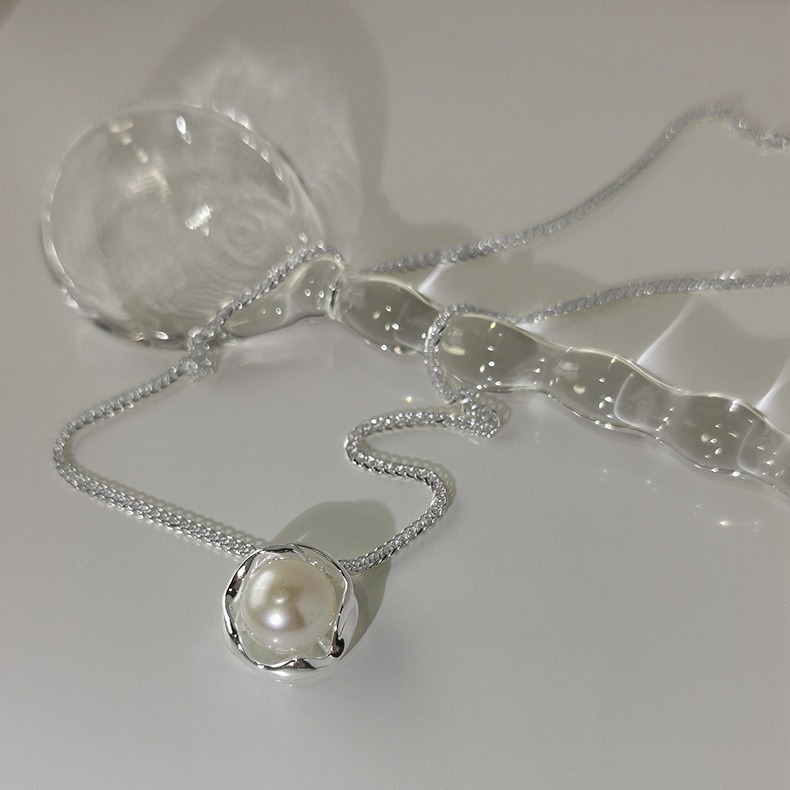 A new style of White Snow Mountain rose pearl necklace with a light luxury and niche design for girls, exuding a sweet and elegant charm Application Scenario