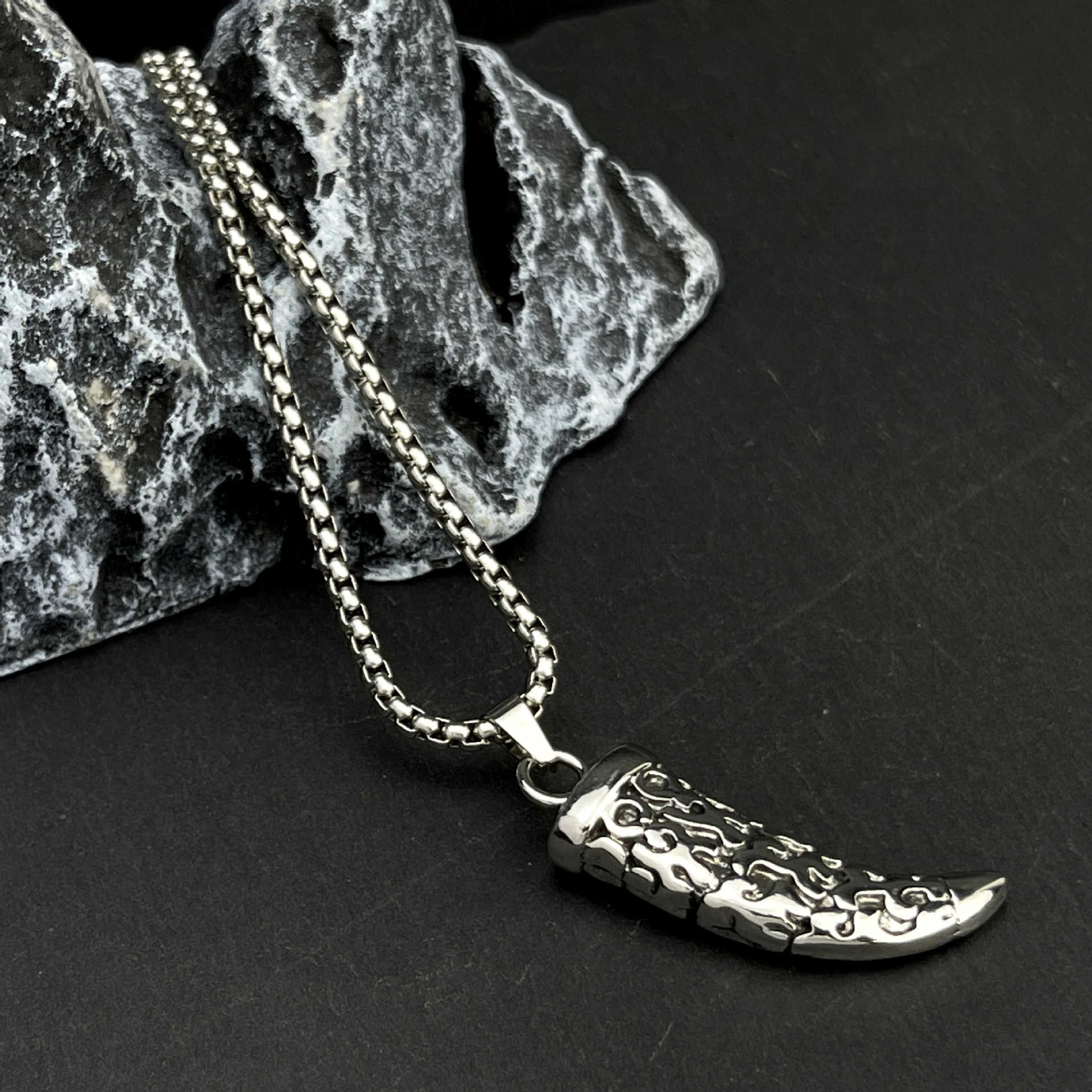 Wholesale of new punk style titanium steel Wolf tooth necklaces with a niche and high-end design and hip-hop alloy Wolf tooth pendants Specification drawing