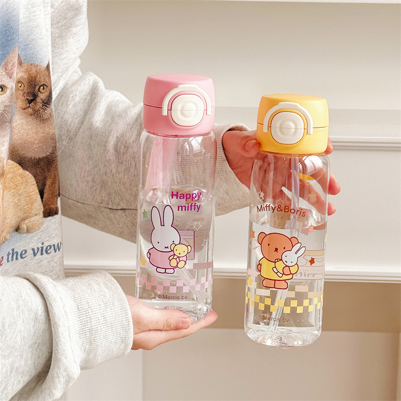 The official Miffy Trampoline sports student water cup is cute and cartoonish, portable for going out. The tritan cup is of high appearance level for girls full figure
