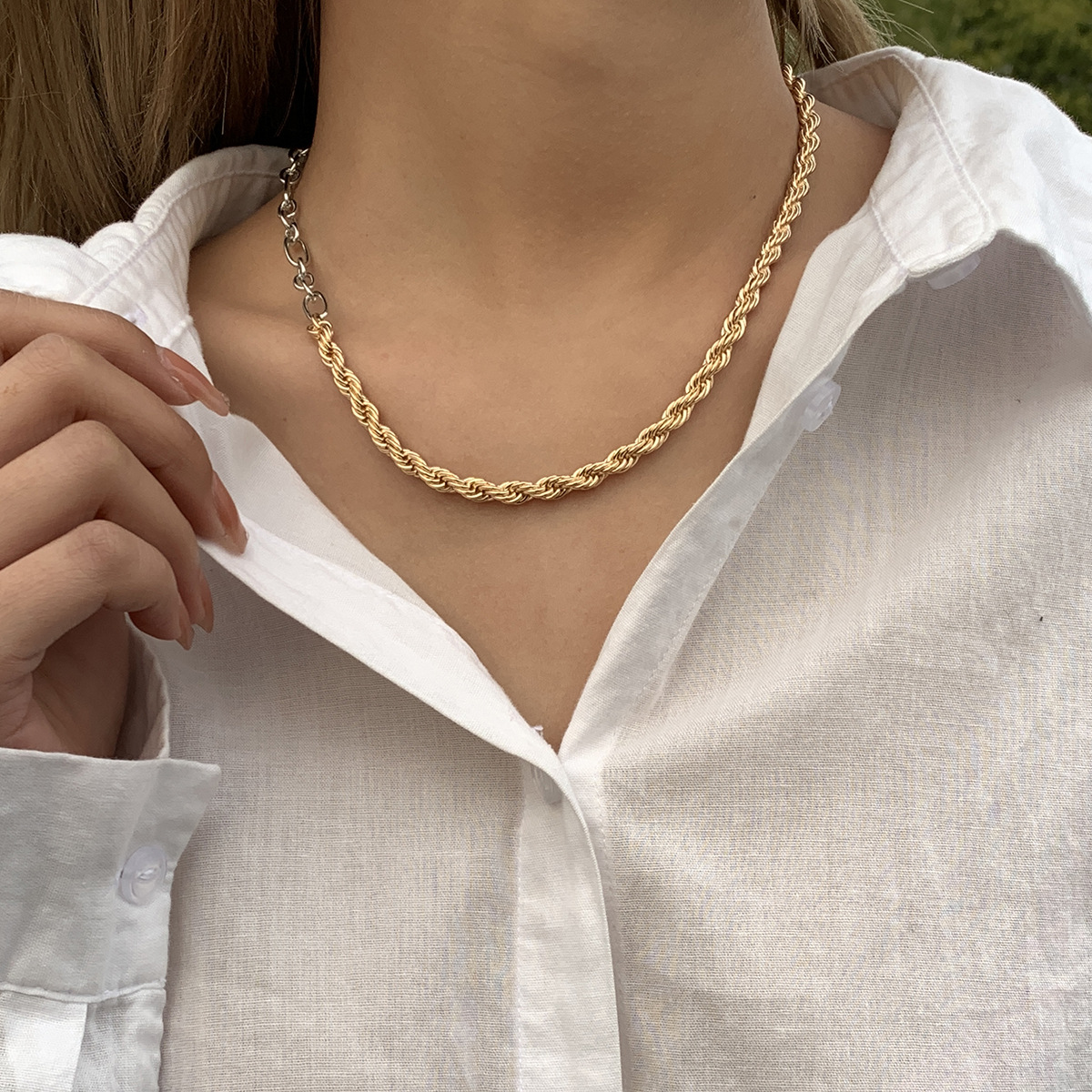 A new fashionable and trendy metal mixed-color necklace from Europe and America, with a simple and elegant style and a twist chain full figure