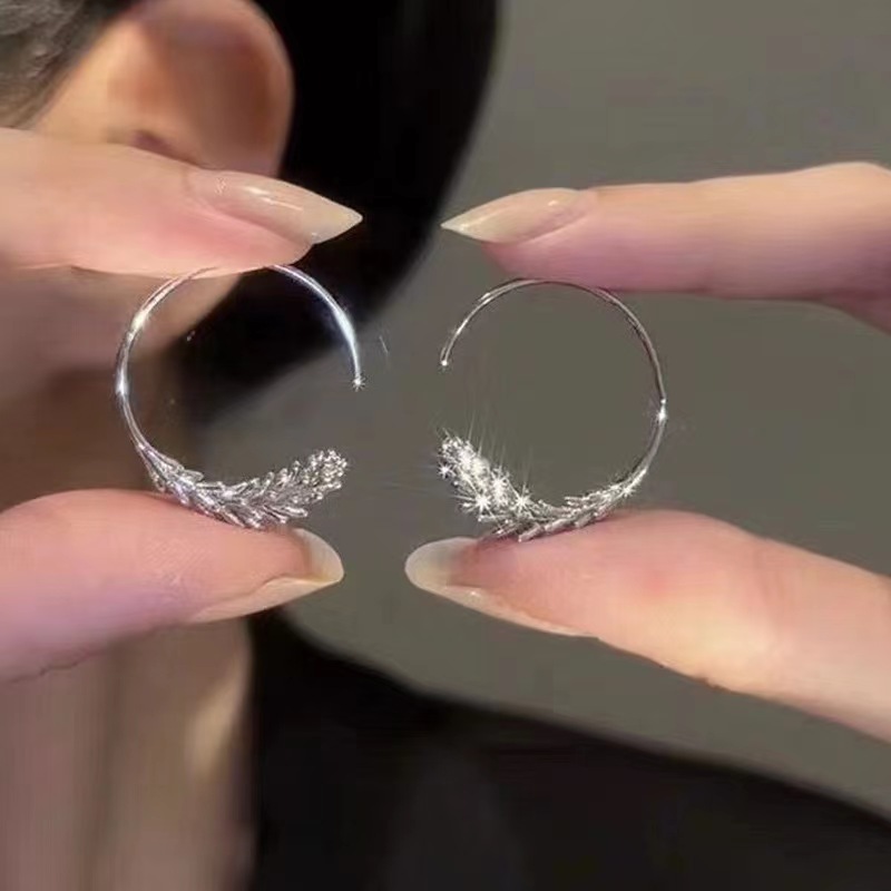 The unique and distinctive design of the wheat ear hook is fashionable, high-end and versatile for women. The exquisite forest-style ear studs are elegant earrings details Picture