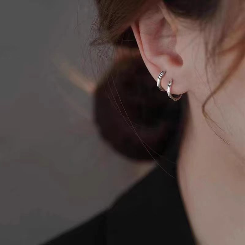 The women's small ear rings with ear buckles are missing. The forest-style circle earrings are a new bestseller in 2025. One ear bone stud and ear bone ring is an ear accessory Specification drawing