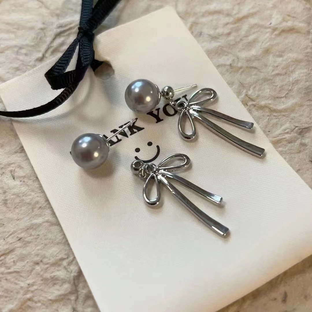 In 2025, there will be a series of best-selling items that exude a girlish charm, featuring a cold bow, long, cool grey pearl earrings, and delicate retro earrings Application Scenario