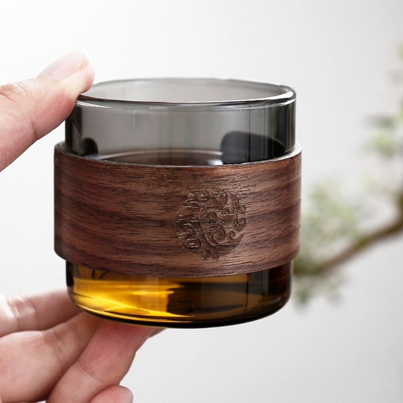 High borosilicate glass small tea cups, household reception tea cups, soot glass tea tasting cups, walnut wood ring heat-insulating tea cups full figure