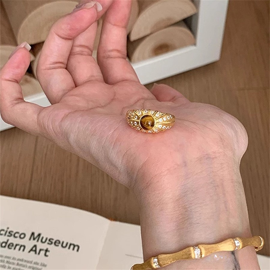 A vintage golden tiger's eye brushed ring for women, a slightly inlaid zircon index finger ring with a touch of light luxury and high-end charm full figure