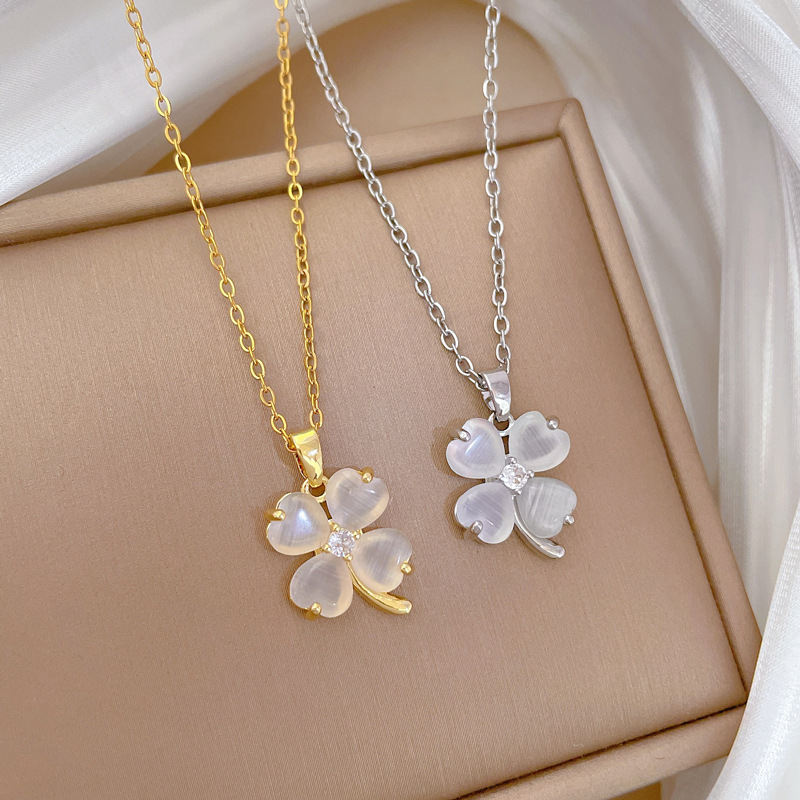 【 Titanium Steel 】 Cat-eye clover, fashionable, light luxury, elegant, full diamond necklace, versatile for women, collarbone chain, titanium steel full figure