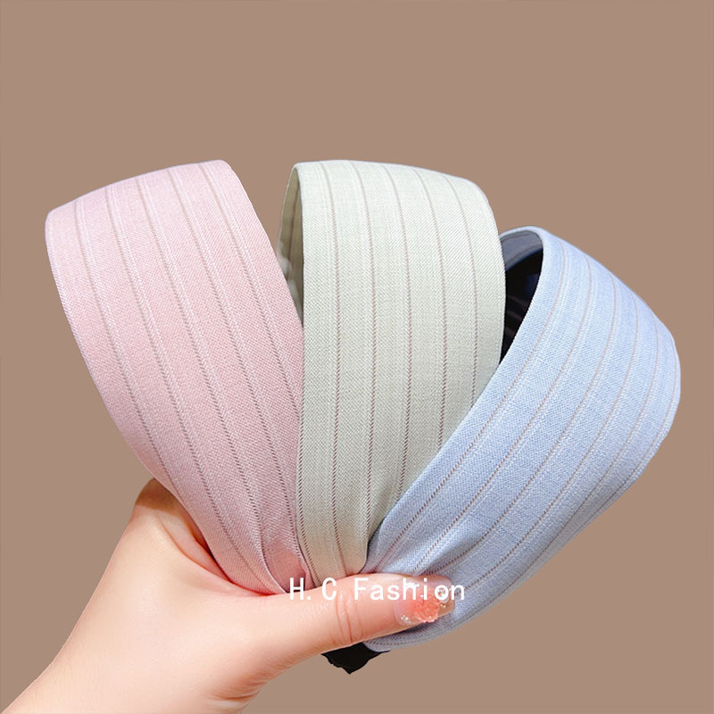 The cream-colored striped wide-brimmed hairband is versatile. The solid-colored headband makes the face look better. It has a small hair cover slit and can be used to press the hair. It is an accessory for starting from outside the hairpin details Picture