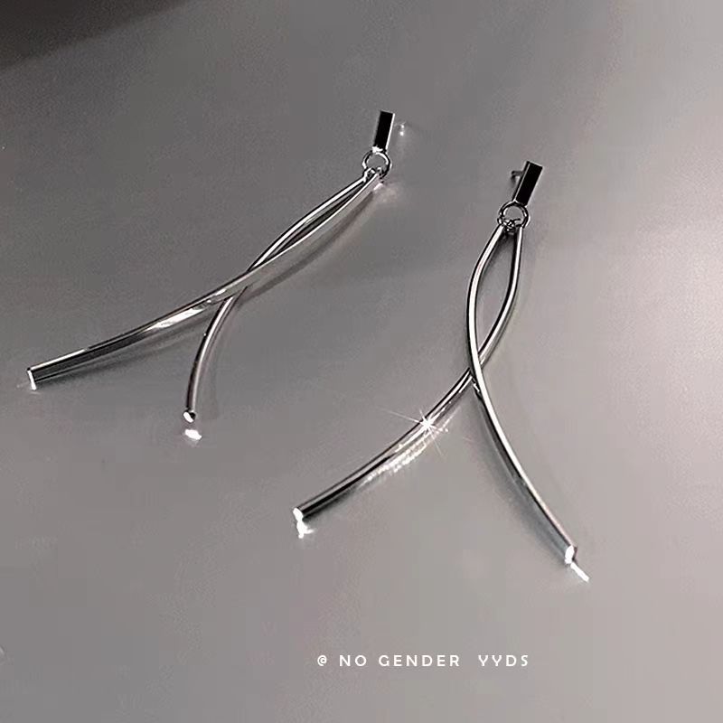 Minimalist cross-tassel stud earrings, a new trend in 2025, are high-end earrings that are popular on Instagram for women Application Scenario