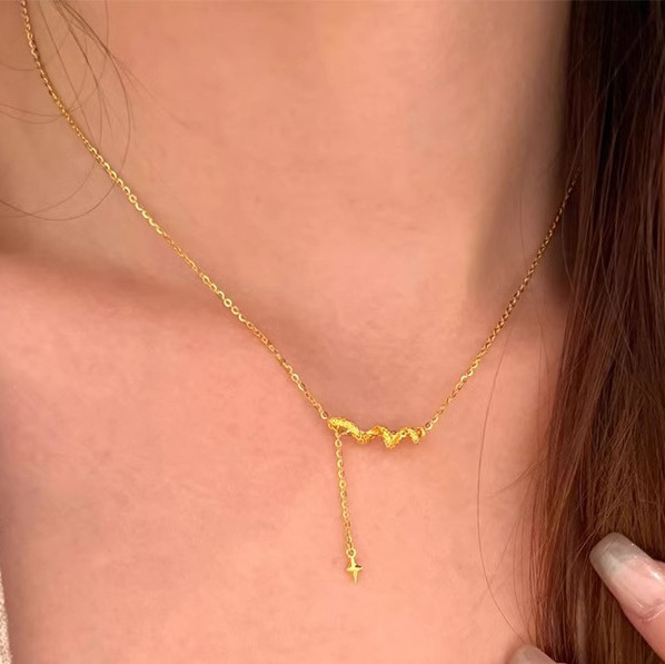 The classic design of the golden small snake collarbone chain exudes elegance. It is retro, simple and versatile, and a light luxury collarbone chain full figure