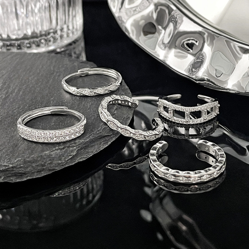 This simple and slightly inlaid zircon small ring is suitable for women to adjust their temperament and exude a sense of high-end sophistication. It features a light luxury and niche design with a cold style Specification drawing