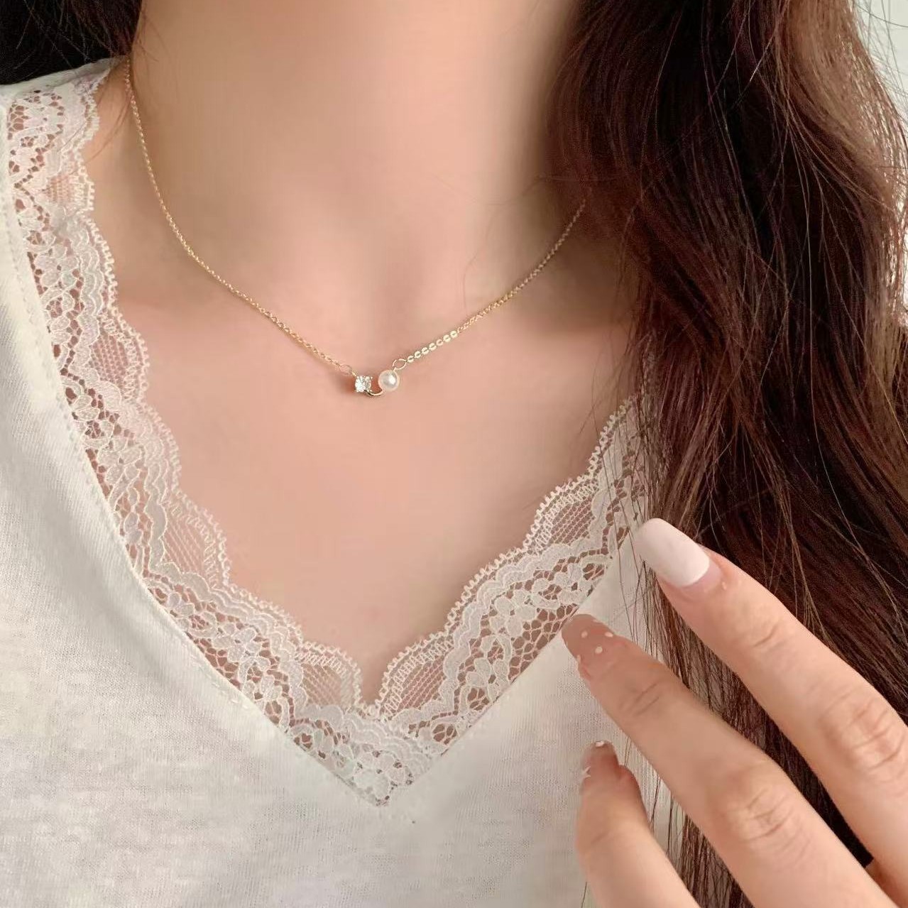 The new exquisite pearl necklace for women in 2025 exudes a light luxury and high-end charm, with a unique and simple yet fashionable style. It's a collarbone chain for summer Application Scenario