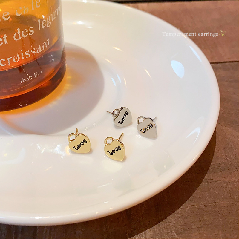 The light luxury and simple small gold lock stud earrings are versatile for women, exuding a sense of elegance and sophistication. The LOVE letter earrings are a best-selling and popular earpiece Specification drawing