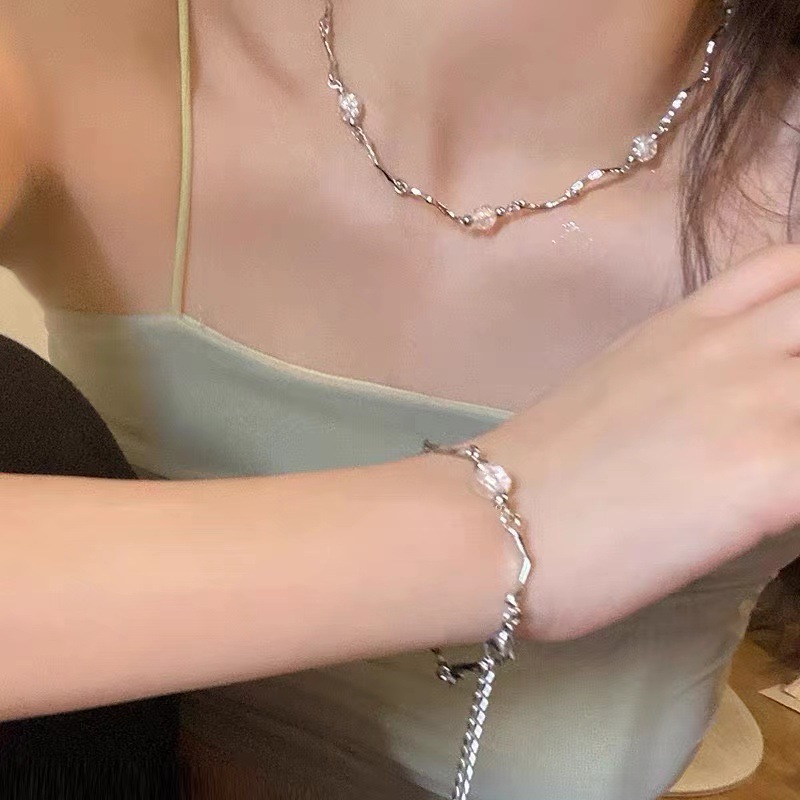 Irregular metal necklace, a cool summer style for women, a versatile necklace accessory for Internet celebrities, and an Instagram niche design sense bracelet details Picture