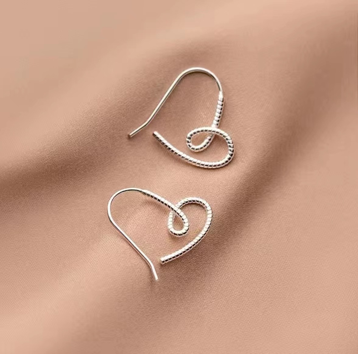 In 2025, geometric and simple line twist heart-shaped earrings are trendy Instagram-worthy, versatile and elegant earrings from Japan and South Korea Application Scenario