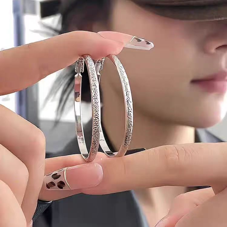 The 925 design style Hong Kong-style retro earring earrings exude a feminine charm. The hoop earrings are unique, fashionable and versatile, and are simple and trendy earrings full figure