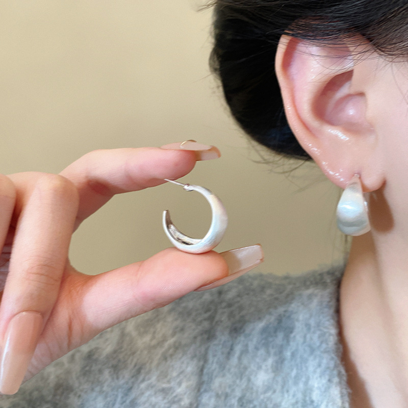 Metallic matte brushed circle earrings for women's autumn and winter, with a light luxury and high-end feel. Cold and stylish, trendy earrings Application Scenario