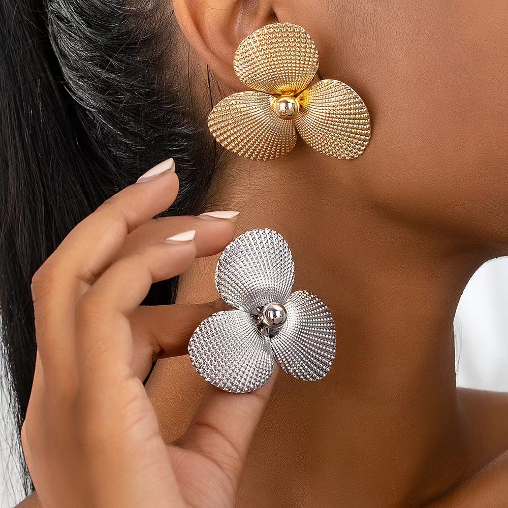New, exaggerated, retro, elegant and fashionable ear earrings with a sense of shell flower design from Europe and America full figure