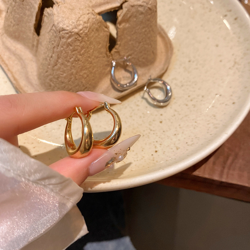 Simple and plain metal circle earrings, women's light luxury and niche design sense ear rings, versatile, high-end and elegant ear accessories Application Scenario