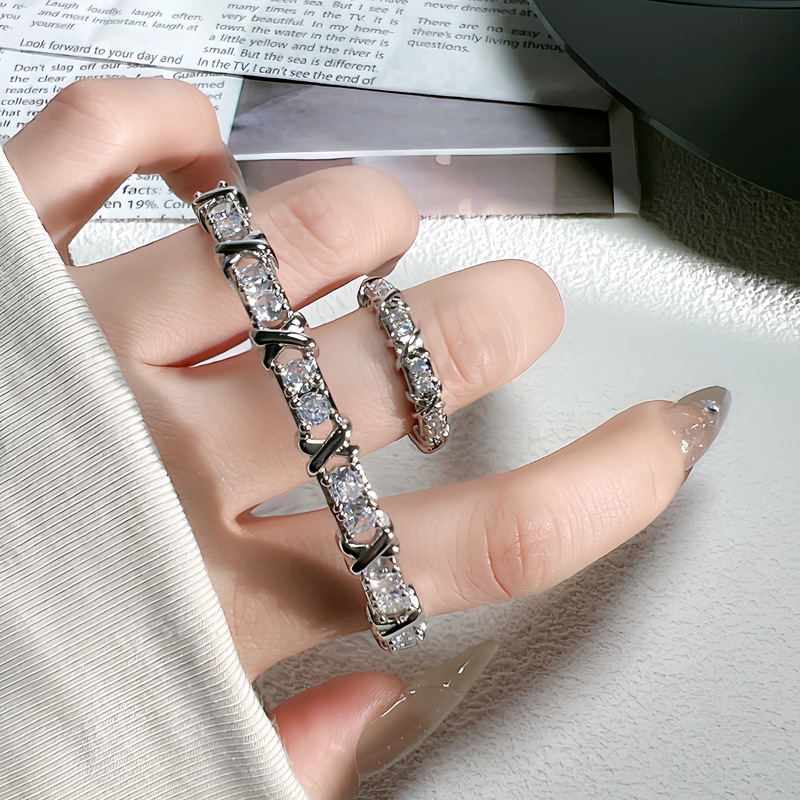 A light luxury and high-end cross-set diamond-encrusted fashionable couple bracelet and ring set, gender-neutral style, simple and individual bracelet trend details Picture