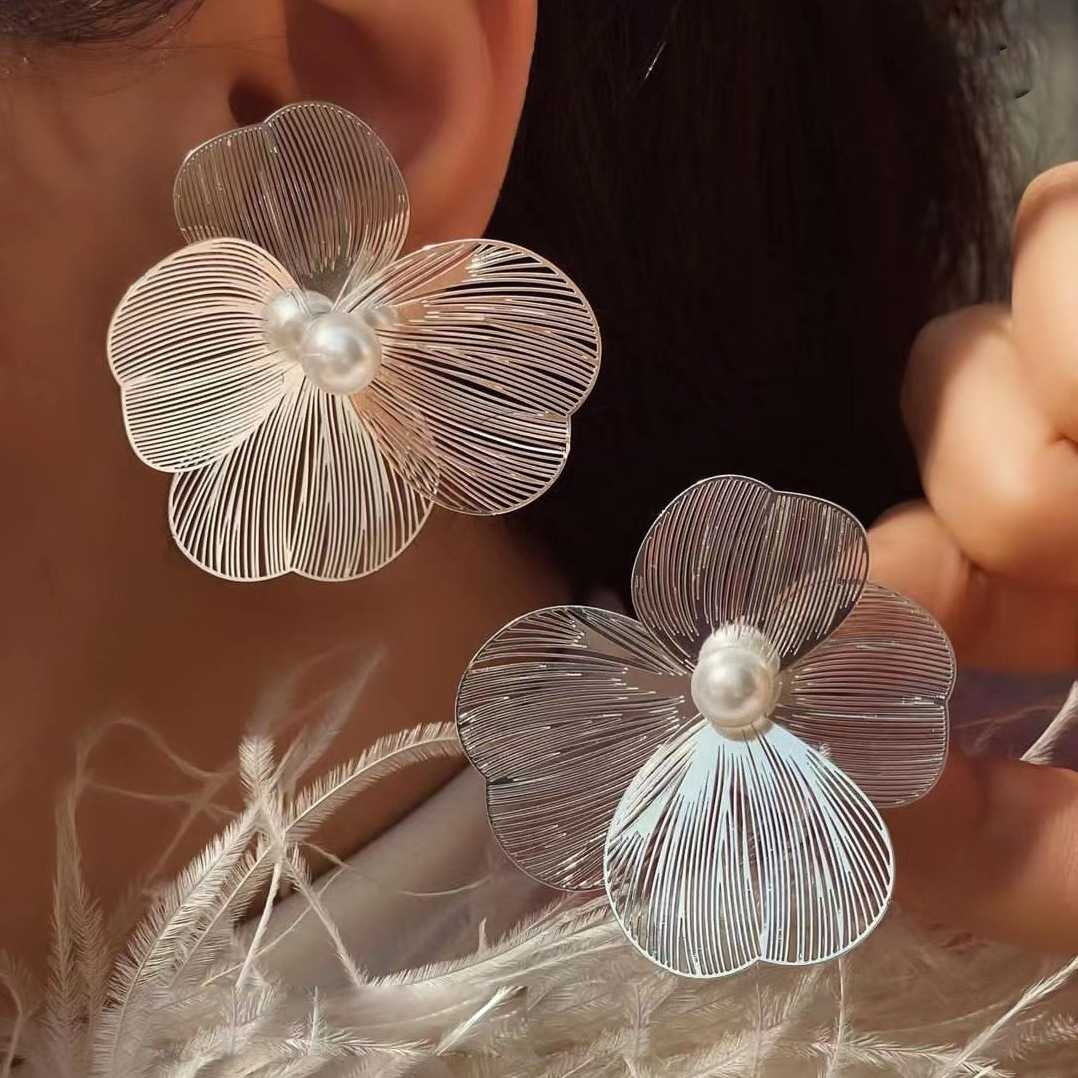 Cross-border new ultra-fairy-like exaggerated flower earrings, petal earrings, women's ins style, European and American design floral stud earrings, spring edition full figure